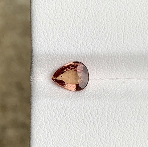 presenting CERTIFIED PADPARADSCHA UN HEAT